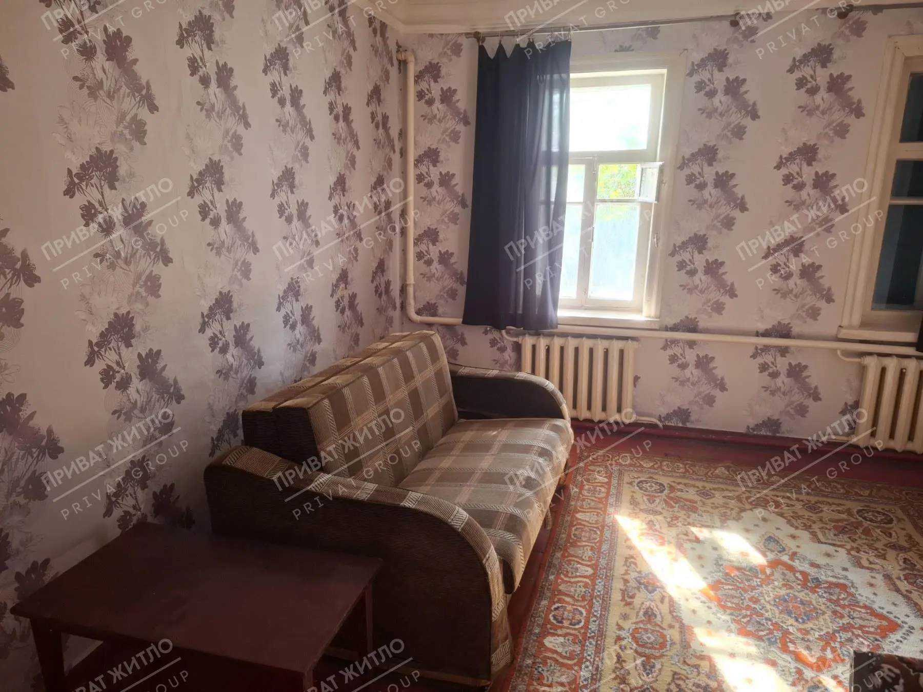 60 м² за доступною ціною - 3 кімнати + кухня.Є необхідні меблі: диван, два ліжка, холодильник.Для опалення встановлено економний одноконтурний котел.Що важливо знати: часткові зручності, душ відсутній. Окремого двору немає, місця для паркування автомобіля немає.Підійде для сім`ї або тих, кому потрібен окремий будинок за помірну орендну плату.До зупинки кільцевого транспорту - всього 150 м, поруч ТЦ «Конкорд».Без домашніх тварин.Оплата: перший і останній місяць.Послуги АН - 50% від щомісячної оплати, одноразово.