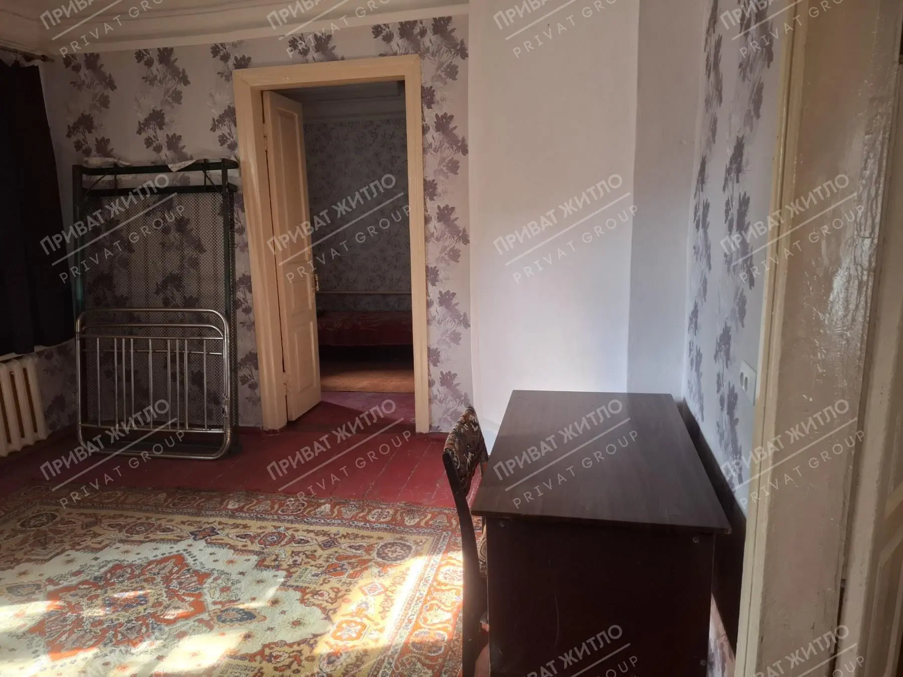 60 м² за доступною ціною - 3 кімнати + кухня.Є необхідні меблі: диван, два ліжка, холодильник.Для опалення встановлено економний одноконтурний котел.Що важливо знати: часткові зручності, душ відсутній. Окремого двору немає, місця для паркування автомобіля немає.Підійде для сім`ї або тих, кому потрібен окремий будинок за помірну орендну плату.До зупинки кільцевого транспорту - всього 150 м, поруч ТЦ «Конкорд».Без домашніх тварин.Оплата: перший і останній місяць.Послуги АН - 50% від щомісячної оплати, одноразово.