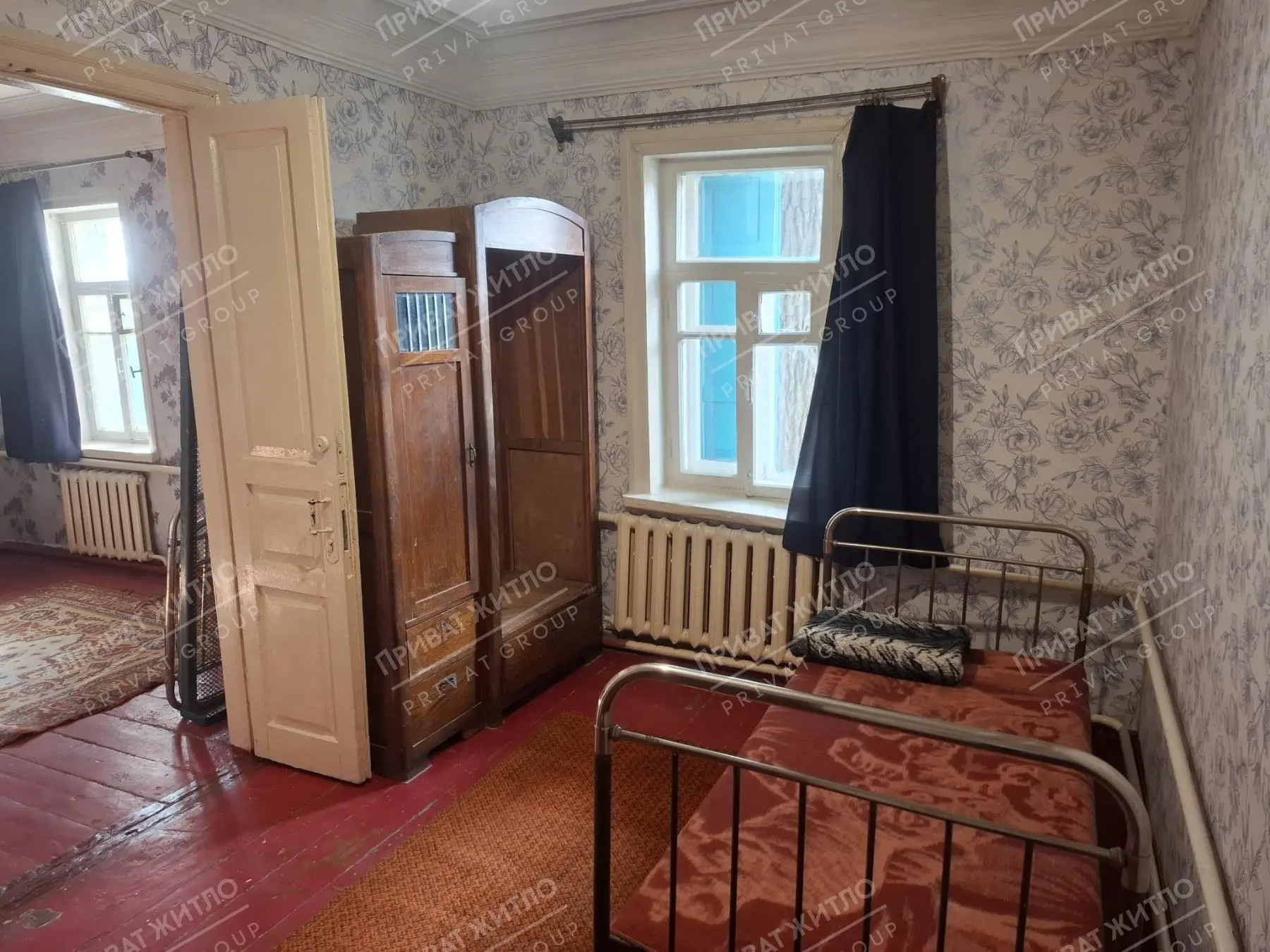 60 м² за доступною ціною - 3 кімнати + кухня.Є необхідні меблі: диван, два ліжка, холодильник.Для опалення встановлено економний одноконтурний котел.Що важливо знати: часткові зручності, душ відсутній. Окремого двору немає, місця для паркування автомобіля немає.Підійде для сім`ї або тих, кому потрібен окремий будинок за помірну орендну плату.До зупинки кільцевого транспорту - всього 150 м, поруч ТЦ «Конкорд».Без домашніх тварин.Оплата: перший і останній місяць.Послуги АН - 50% від щомісячної оплати, одноразово.