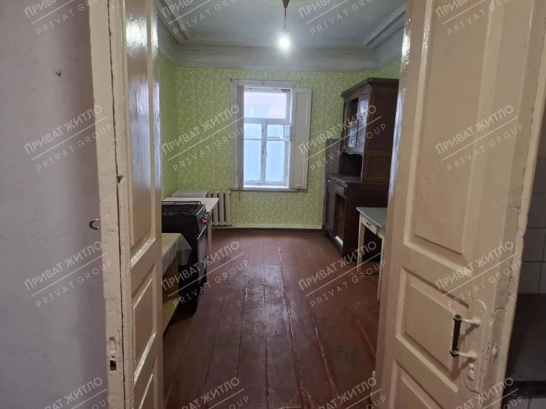 60 м² за доступною ціною - 3 кімнати + кухня.Є необхідні меблі: диван, два ліжка, холодильник.Для опалення встановлено економний одноконтурний котел.Що важливо знати: часткові зручності, душ відсутній. Окремого двору немає, місця для паркування автомобіля немає.Підійде для сім`ї або тих, кому потрібен окремий будинок за помірну орендну плату.До зупинки кільцевого транспорту - всього 150 м, поруч ТЦ «Конкорд».Без домашніх тварин.Оплата: перший і останній місяць.Послуги АН - 50% від щомісячної оплати, одноразово.