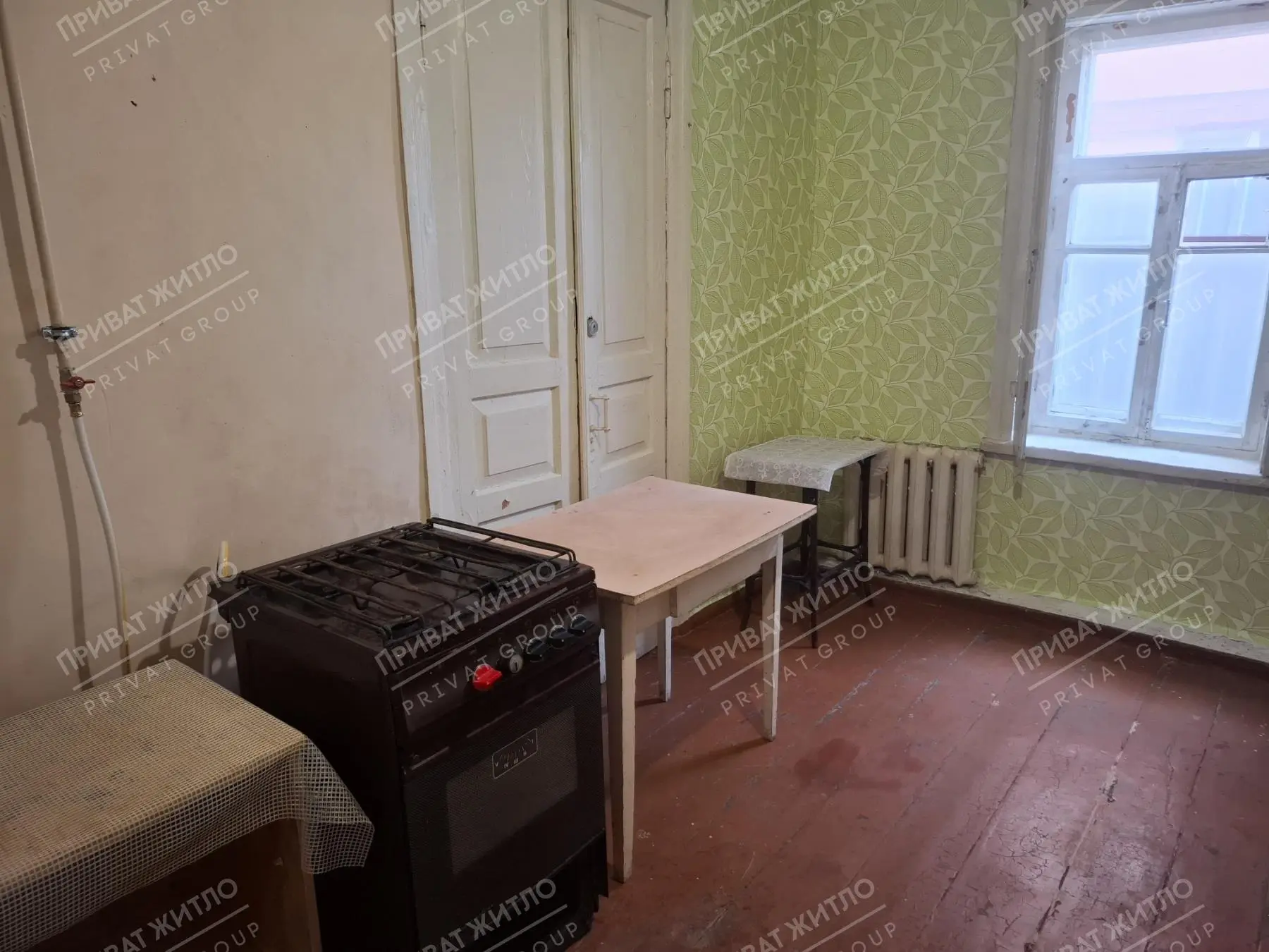 60 м² за доступною ціною - 3 кімнати + кухня.Є необхідні меблі: диван, два ліжка, холодильник.Для опалення встановлено економний одноконтурний котел.Що важливо знати: часткові зручності, душ відсутній. Окремого двору немає, місця для паркування автомобіля немає.Підійде для сім`ї або тих, кому потрібен окремий будинок за помірну орендну плату.До зупинки кільцевого транспорту - всього 150 м, поруч ТЦ «Конкорд».Без домашніх тварин.Оплата: перший і останній місяць.Послуги АН - 50% від щомісячної оплати, одноразово.