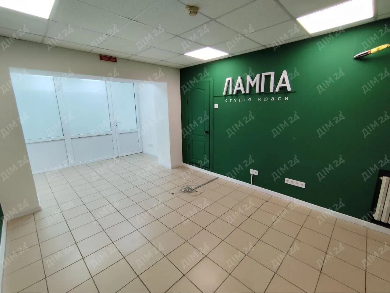 Шукаєте вдалу локацію для свого бізнесу? Це приміщення може стати саме тим місцем, де ваша справа буде успішно розвиватися! Здається в оренду комерційне приміщення в центральній частині міста з хорошим пішохідним трафіком — чудовий варіант для бізнесу, який потребує помітності та зручного доступу для клієнтів. Основні переваги:Загальна площа — 38 м21-й поверх 5-поверхового будинкуОкремий вхід безпосередньо з вулиціЦентральна частина міста, поруч палац дозвілля "Листопад",зіпинка транспорта.Активний пішохідний трафікЄ можливість припаркувати автомобіль поруч Ідеально підійде для:Салону краси або кабінету косметологіїМанікюрної чи бровіст-студіїМасажного кабінетуОфісу, шоуруму або іншого виду комерційної діяльностіРаніше у приміщенні успішно працював бізнес у б`юті-сфері. Попередні орендарі виїхали за кордон — саме тому приміщення знову доступне для оренди. Умови оренди:Оплата: перший та останній місяцьПослуги АН — 50%Телефонуйте вже сьогодні та домовляйтеся про перегляд!Не втрачайте можливість орендувати приміщення з хорошим розташуванням для розвитку власної справи.
