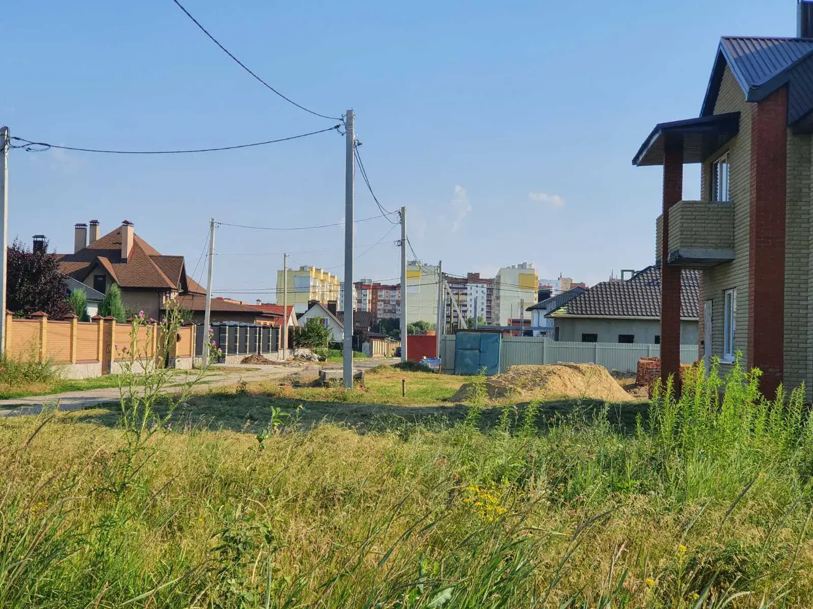 Продам  новий цегляний будинок 2013 побудови.Будинок з фундаментом  глибокого закладення, залізобетонні міжповерхові перекриття.Сучасне функціональне планування поділяє гостьову та особисту зони.На першому поверсі просторий хол, кухня, вітальня та гостьовий санвузол.Другий поверх — три кімнати та санвузол особистого користування.Комунікації межі ділянки.Рівна ділянка прямокутної форми.Гарний під`їзд до будинку.Відмінна локація, район елітних котеджних новобудов.Телефонуйте, відповімо на питання, та  організуємо перегляд.