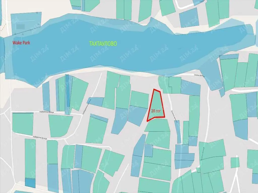 Нежитловий будинок з комунікаціями поруч з озером.