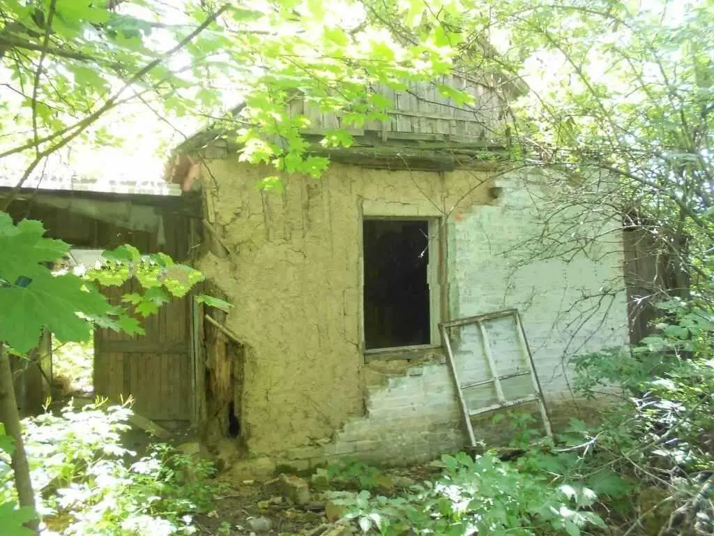 Нежитловий будинок з комунікаціями поруч з озером.