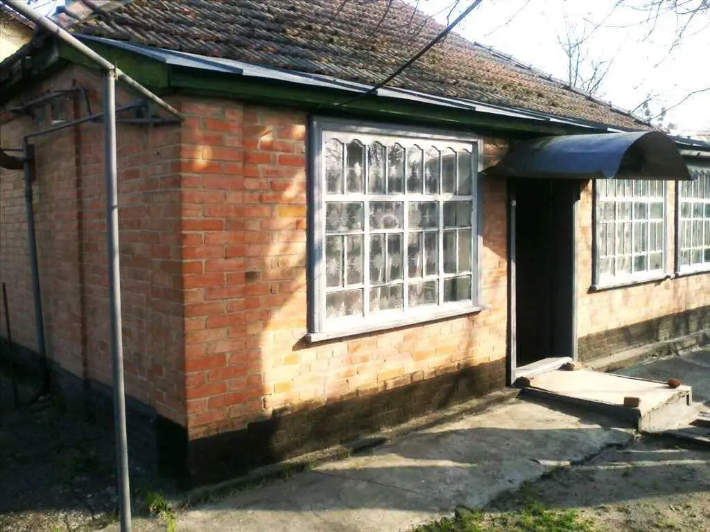 Цегляний будинок у мальовничому селі Головач