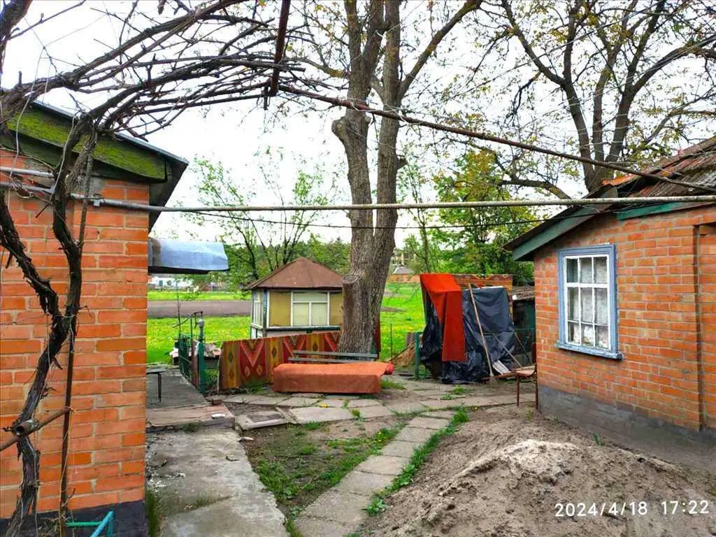 Цегляний будинок у мальовничому селі Головач