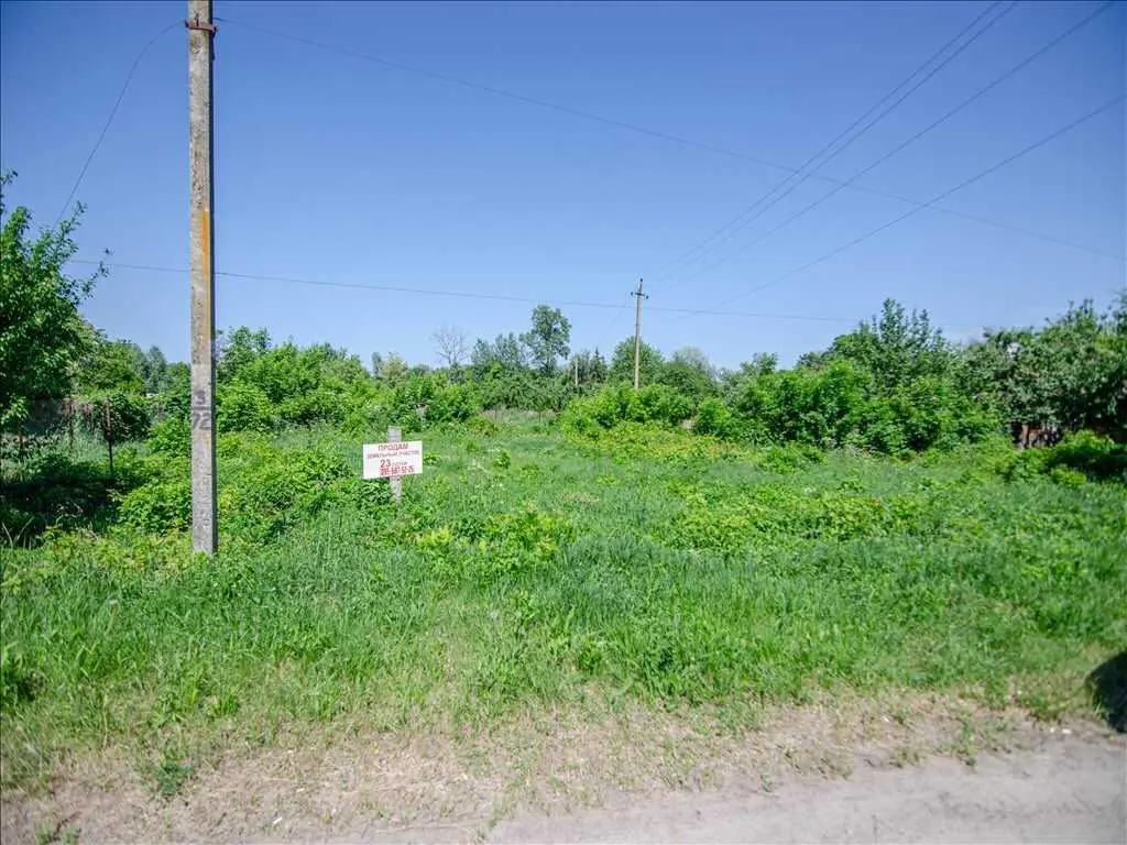 Ділянка з комунікаціями біля річки