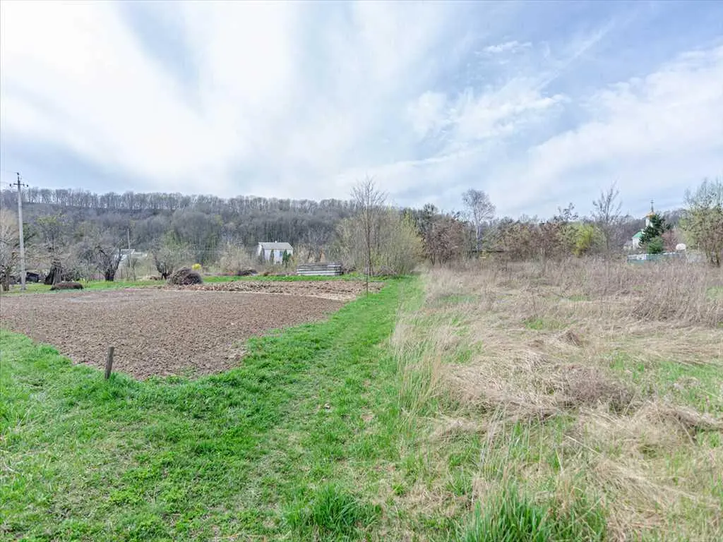 Ділянка з комунікаціями біля річки