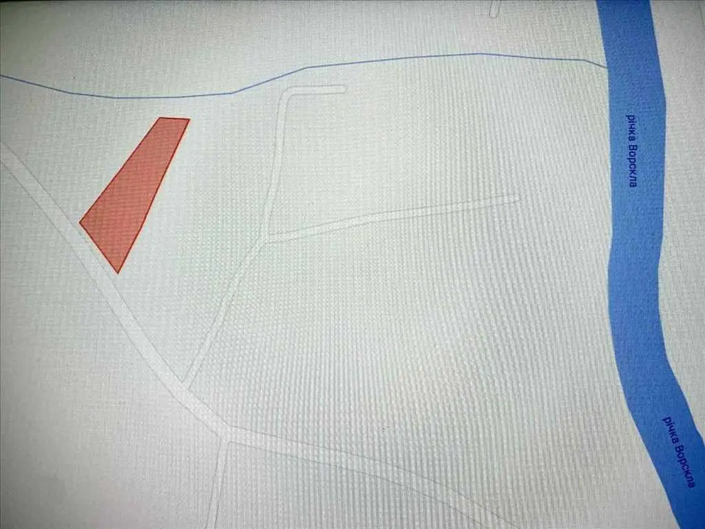 Ділянка з комунікаціями біля річки