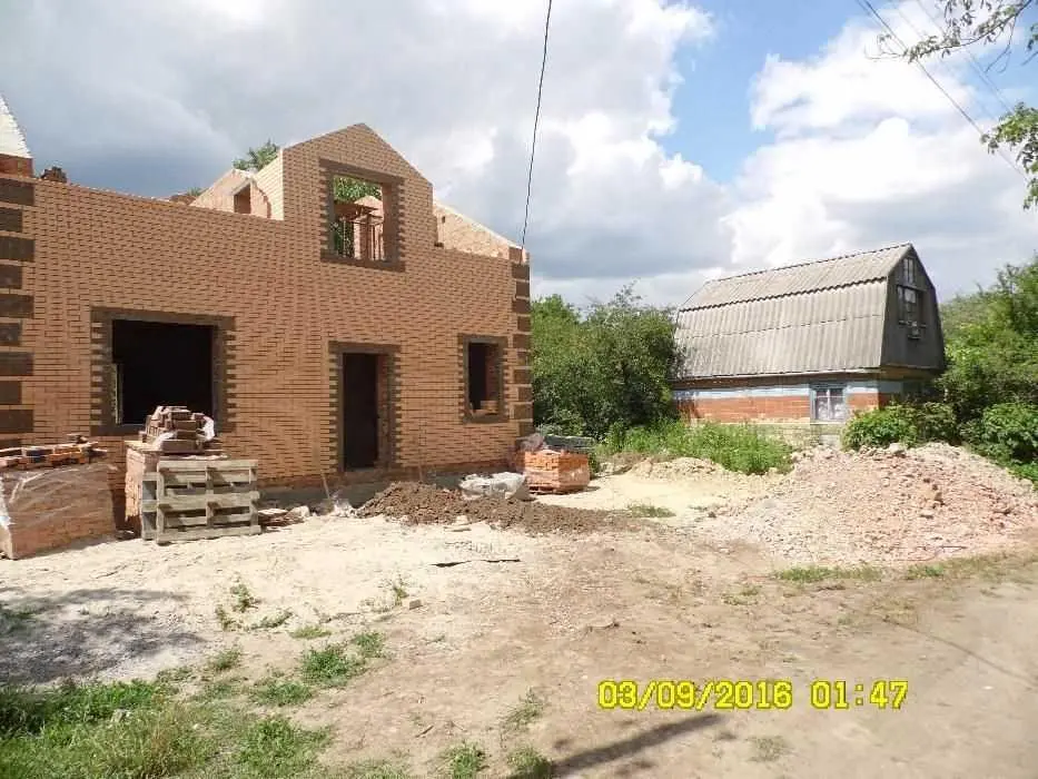 Двоповерхова дача поруч з Полтавою