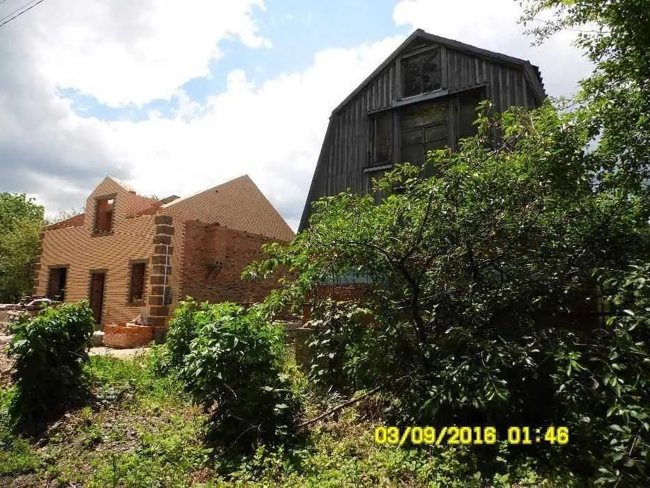 Двоповерхова дача поруч з Полтавою