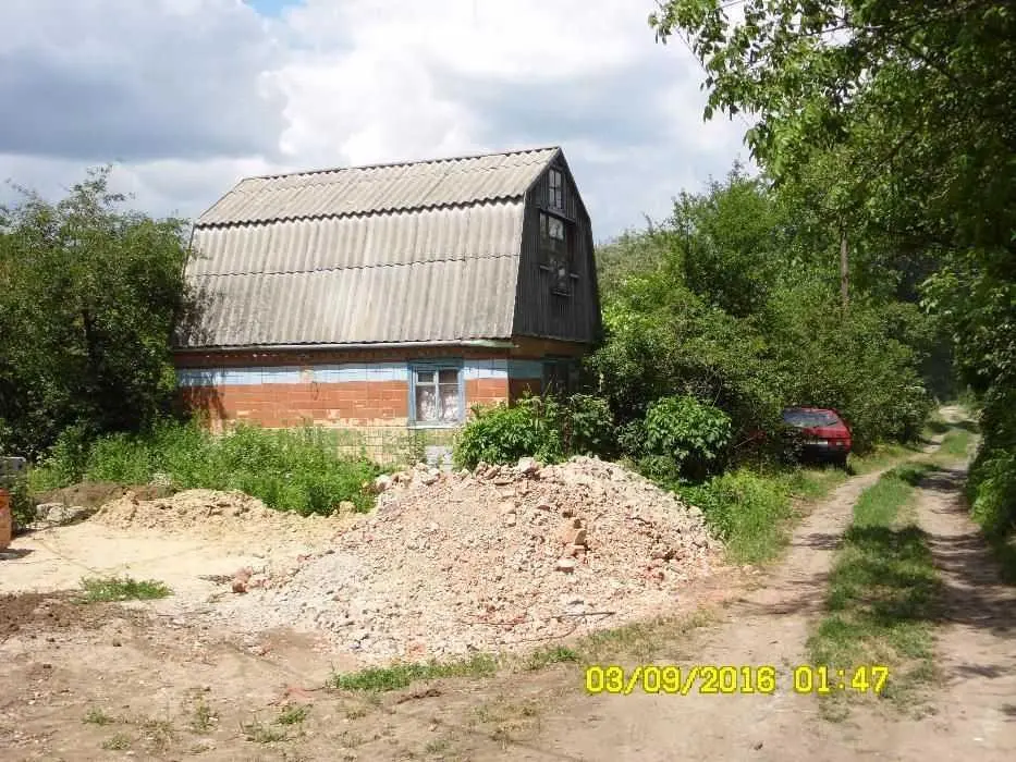 Двоповерхова дача поруч з Полтавою