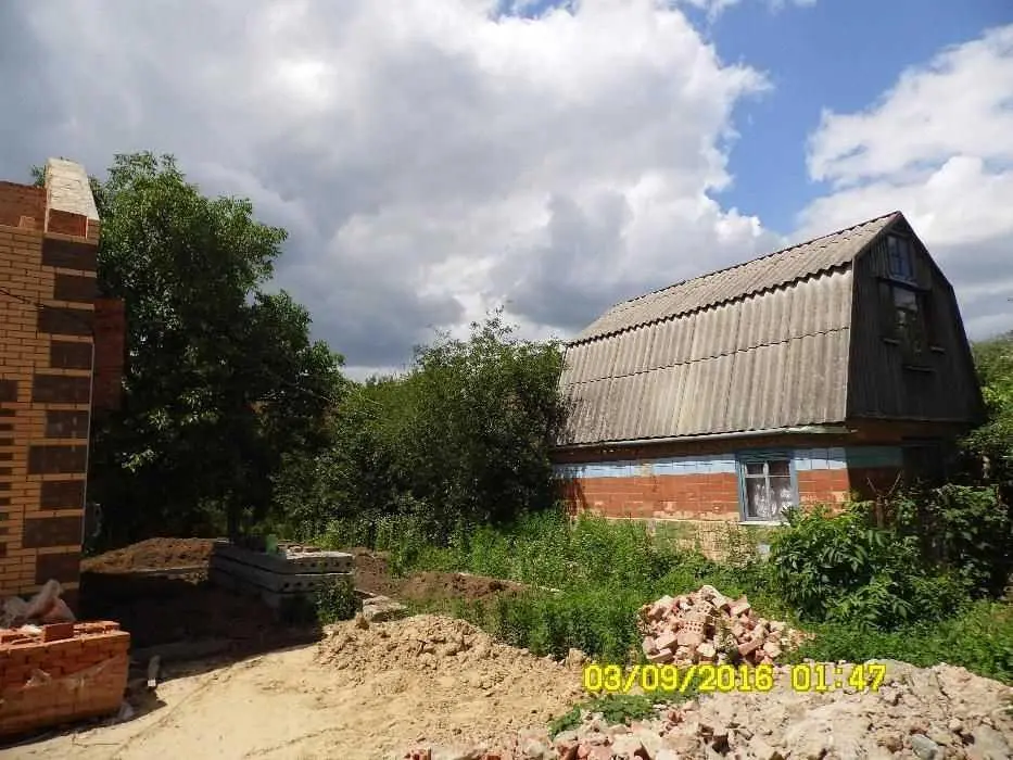 Двоповерхова дача поруч з Полтавою