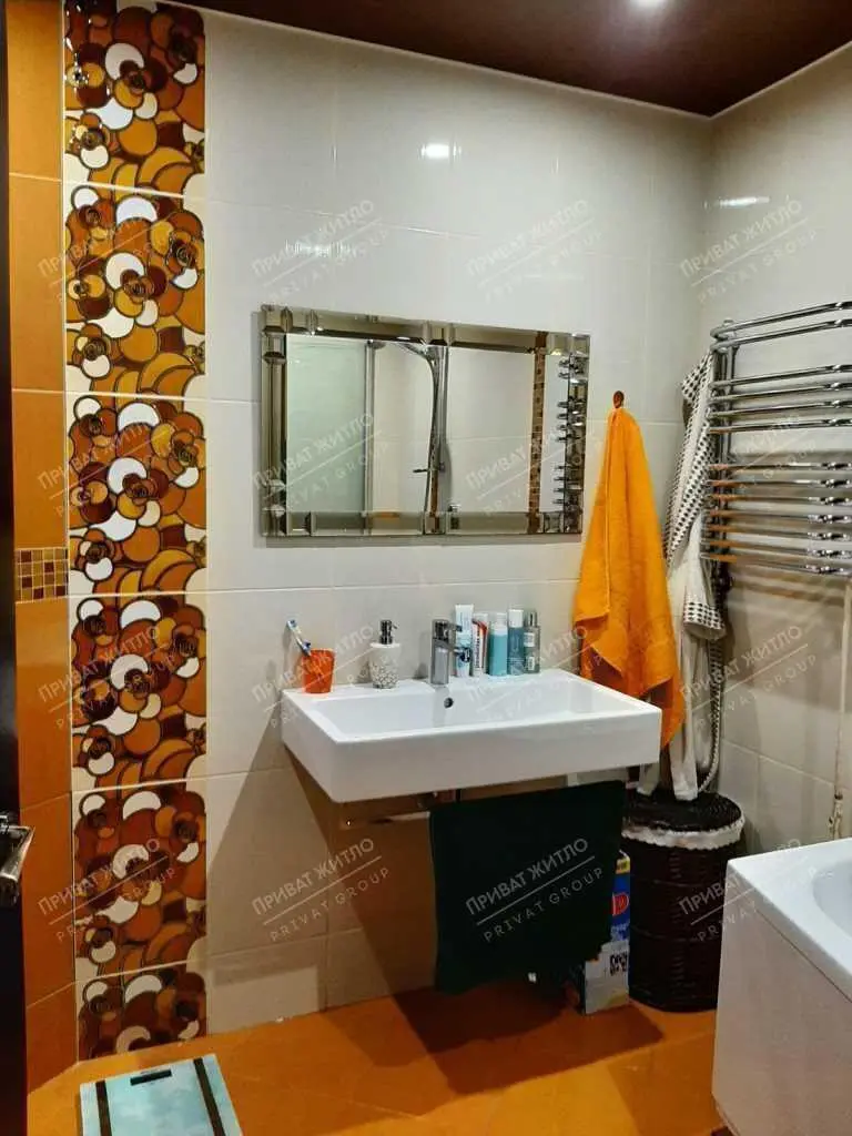 Розкішна трикімнатна квартира в новому цегляному будинку. 