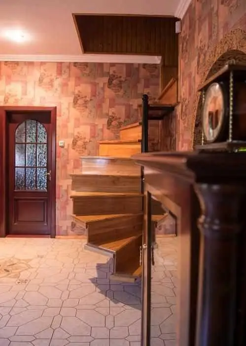 Унікальний будинок у Мильцях з доглянутою ділянкою 15 соток