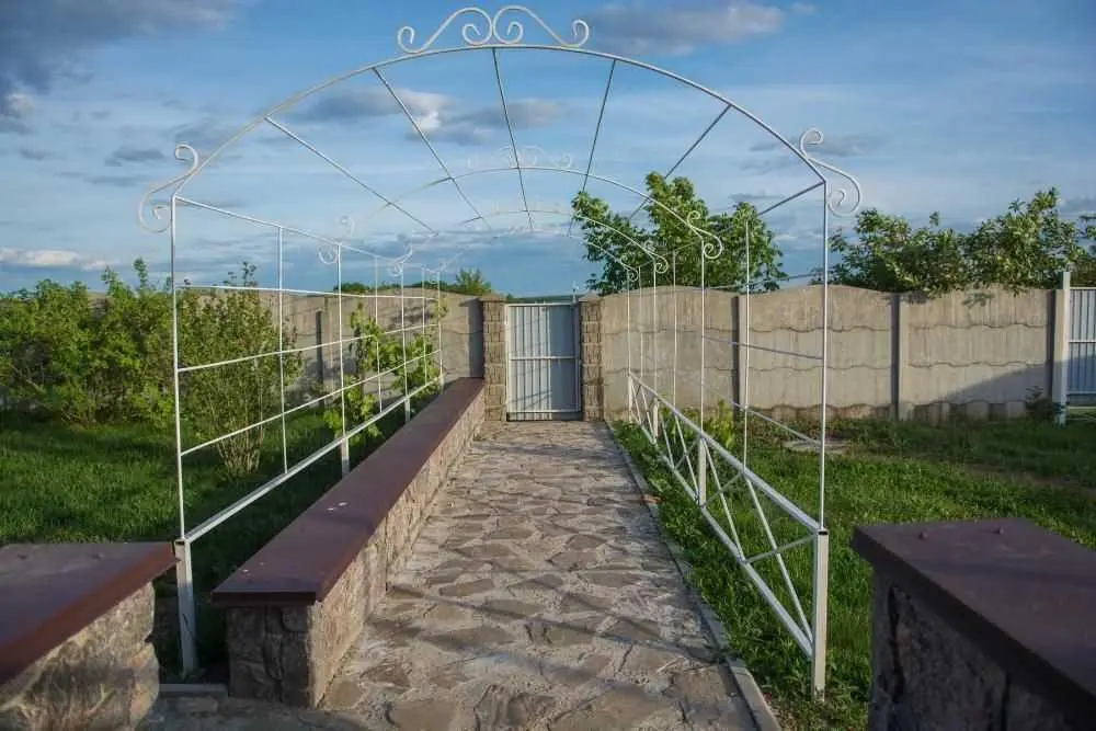 Унікальний будинок у Мильцях з доглянутою ділянкою 15 соток