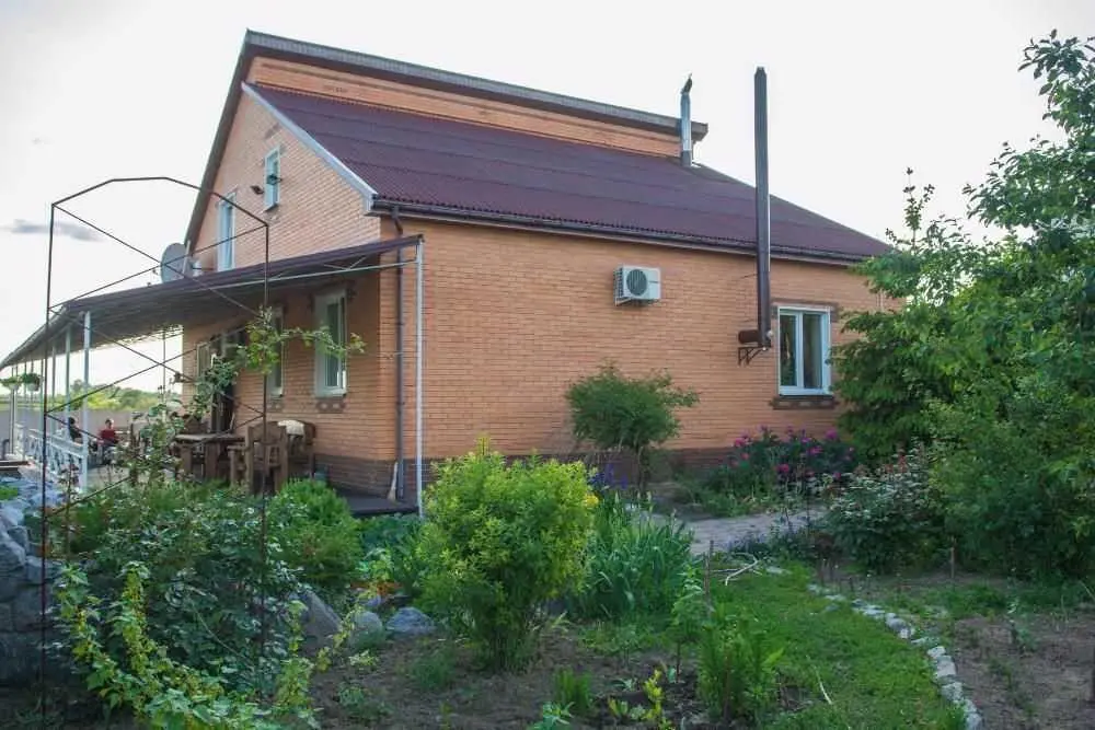 Унікальний будинок у Мильцях з доглянутою ділянкою 15 соток