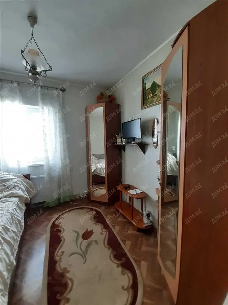 Будинок на два входи. Заходь та живи!