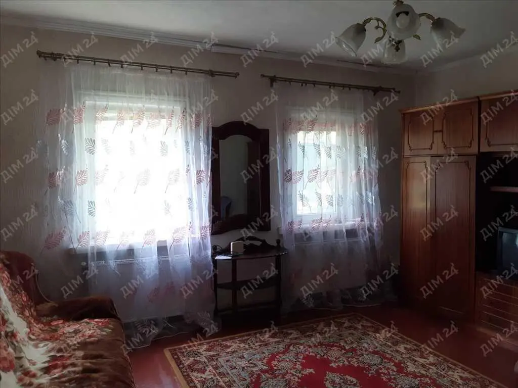 Будинок на два входи. Заходь та живи!