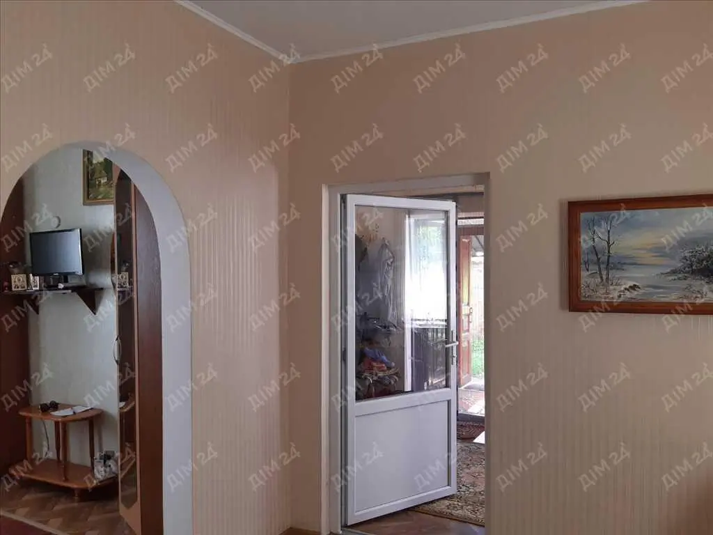 Будинок на два входи. Заходь та живи!