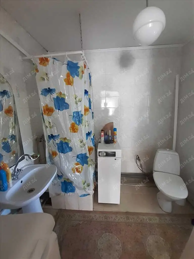 Будинок на два входи. Заходь та живи!