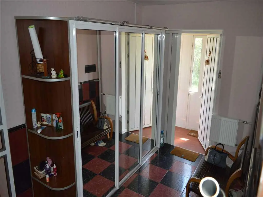 Добротний цегляний будинок на Червоному Шляху