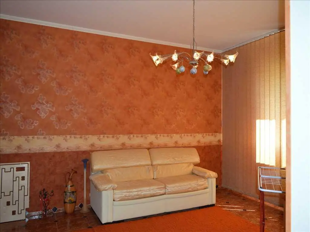 Добротний цегляний будинок на Червоному Шляху