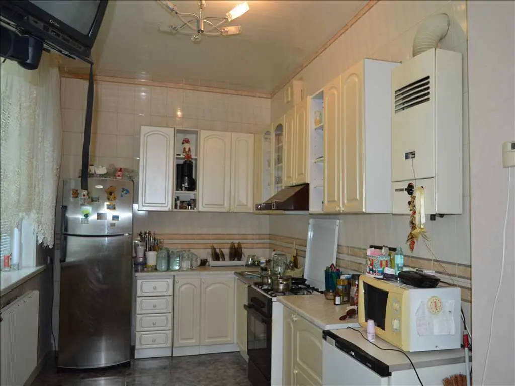 Добротний цегляний будинок на Червоному Шляху