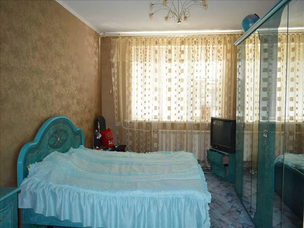 Добротний цегляний будинок на Червоному Шляху