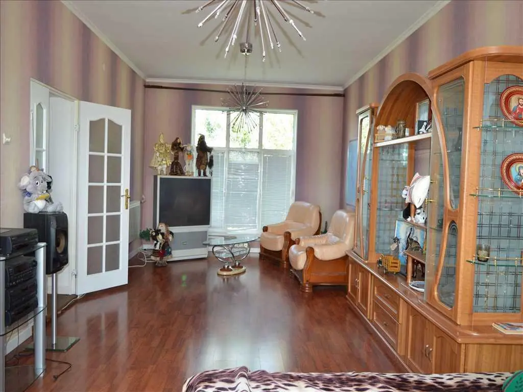 Добротний цегляний будинок на Червоному Шляху