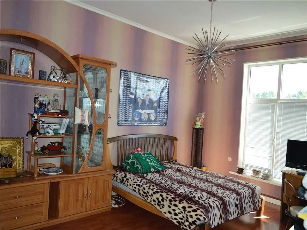 Добротний цегляний будинок на Червоному Шляху