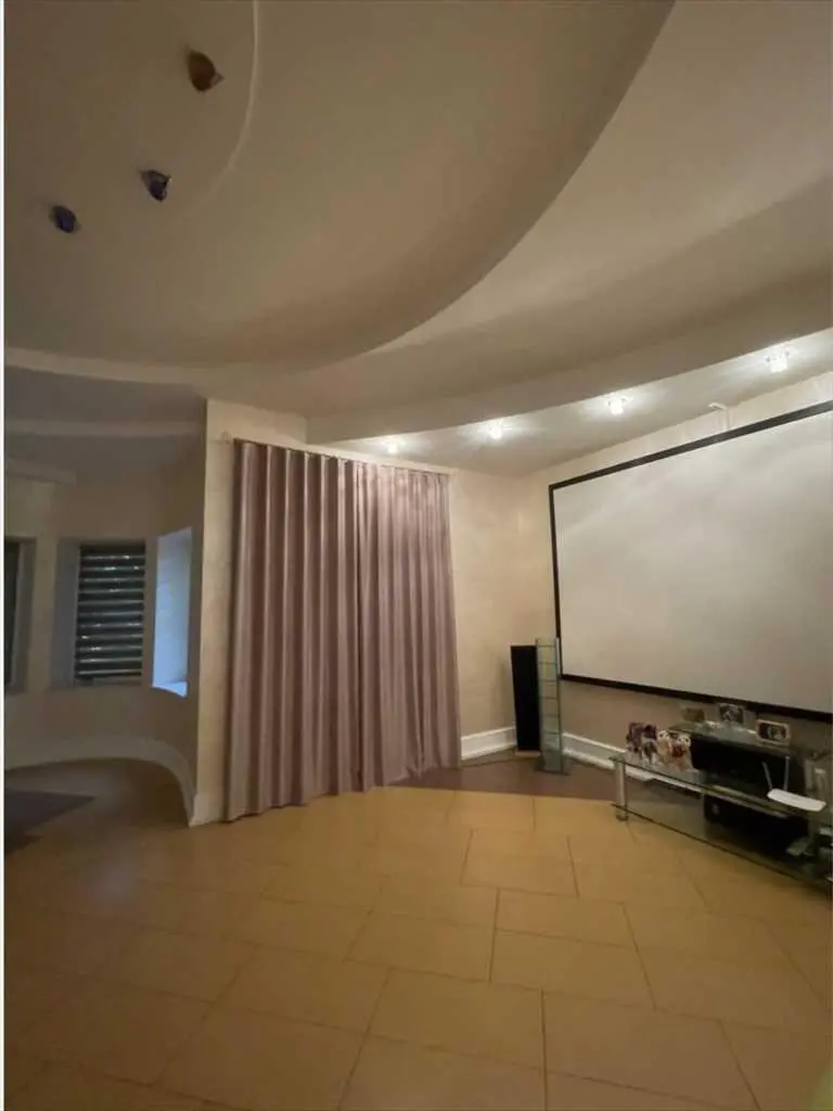 Неймовірний будинок неподалік ТЦ "Конкорд"