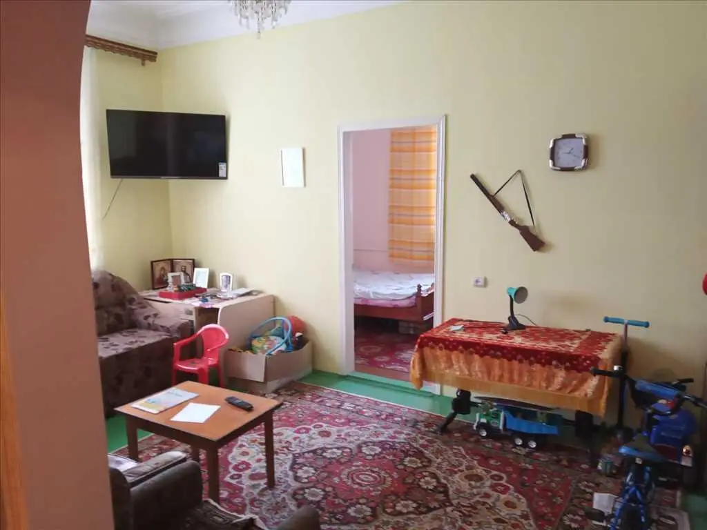 Трикімнатна "сталінка" в Авіамістечку