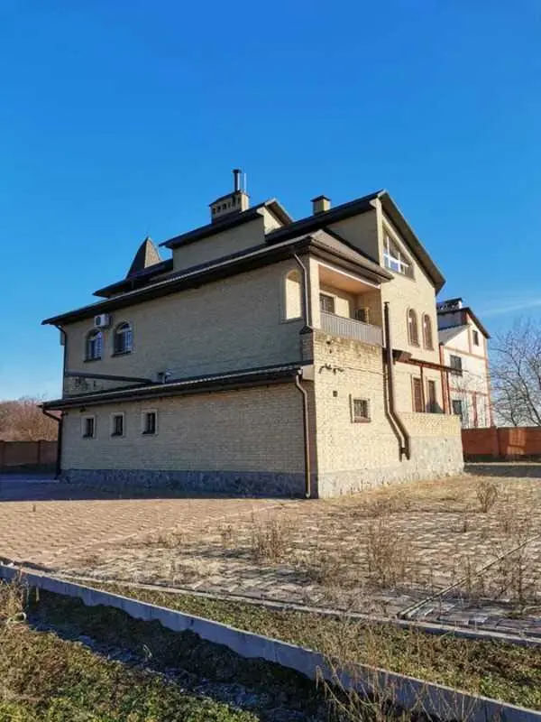 Верхоли. Заміський будинок в оточенні соснового лісу