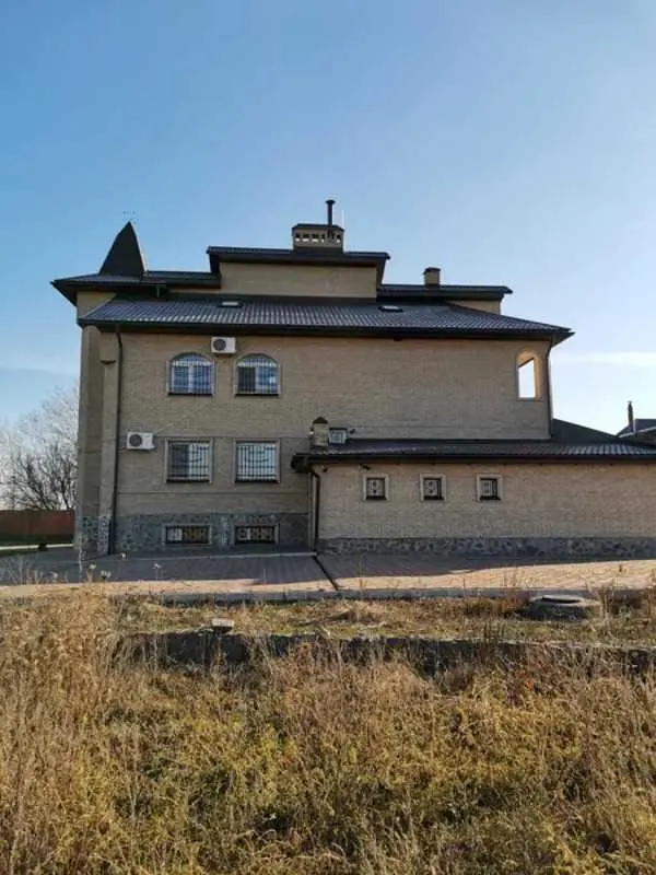 Верхоли. Заміський будинок в оточенні соснового лісу