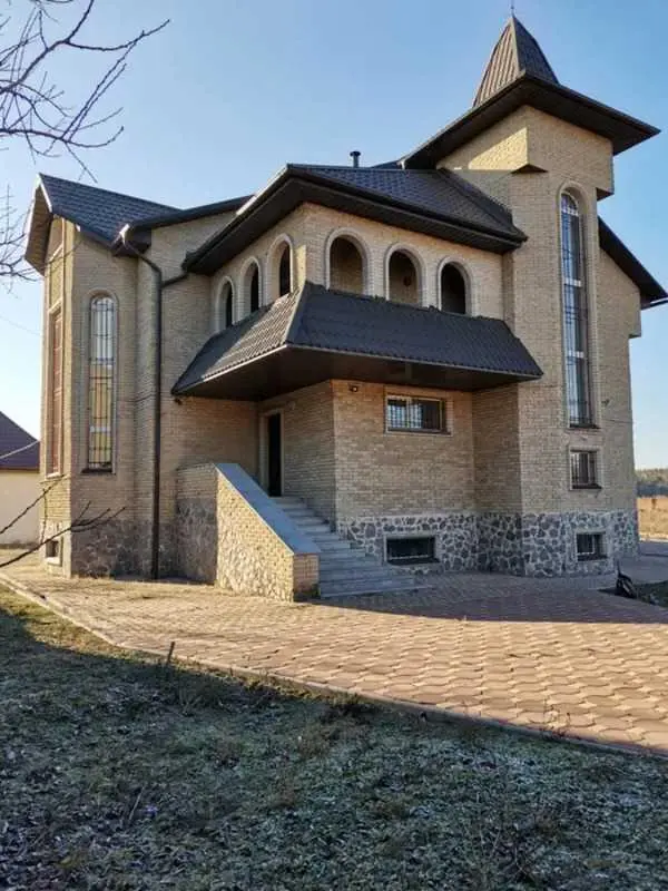 Верхоли. Заміський будинок в оточенні соснового лісу