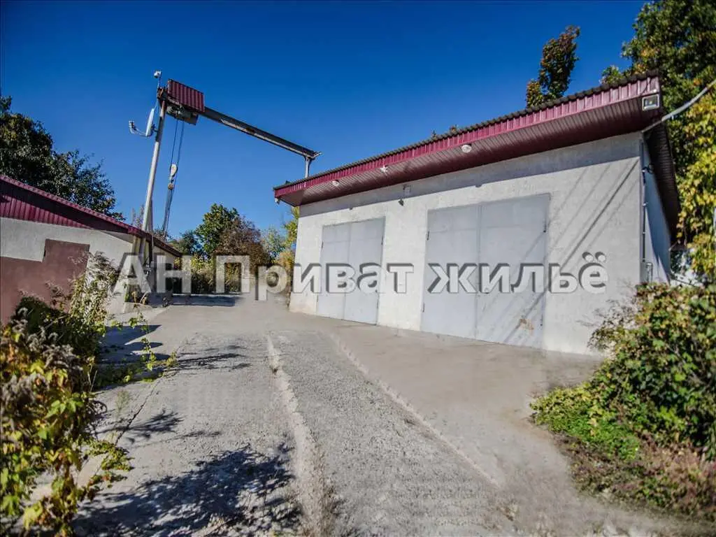 Продаж будинку з великою ділянкою в місті