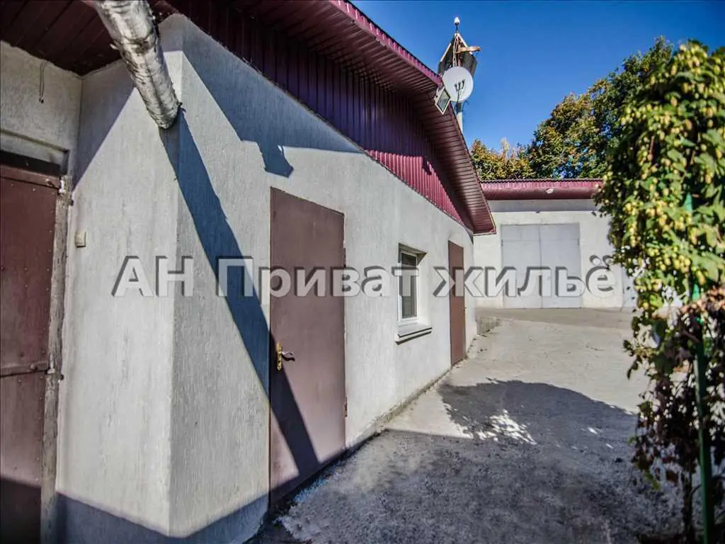 Продаж будинку з великою ділянкою в місті