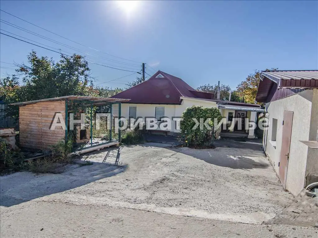 Продаж будинку з великою ділянкою в місті