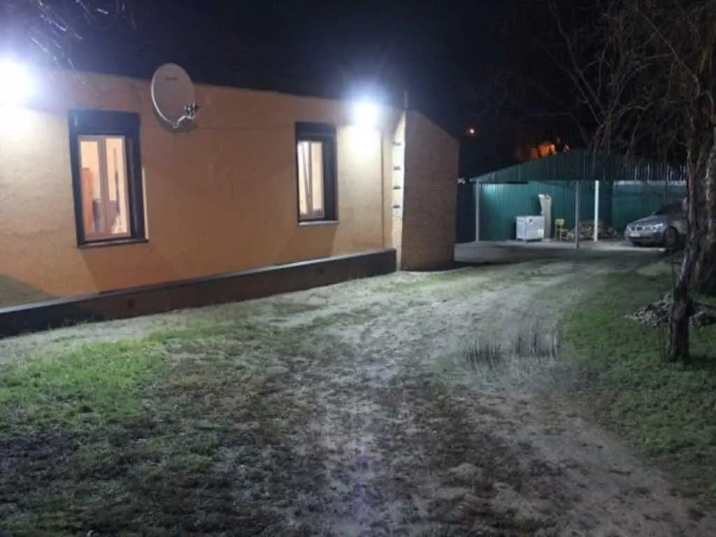 Частина будинку з окремим двором