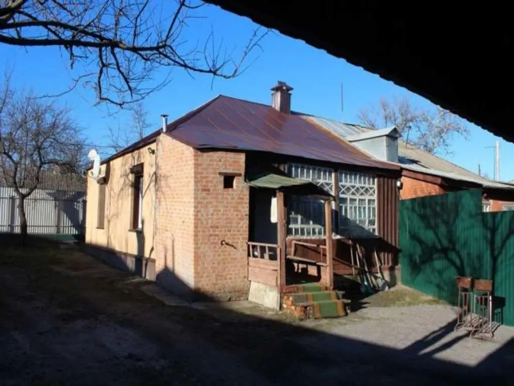 Частина будинку з окремим двором
