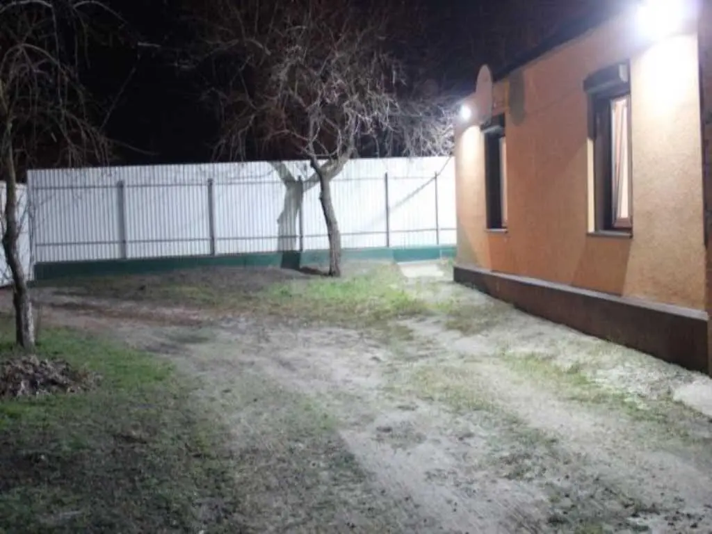 Частина будинку з окремим двором