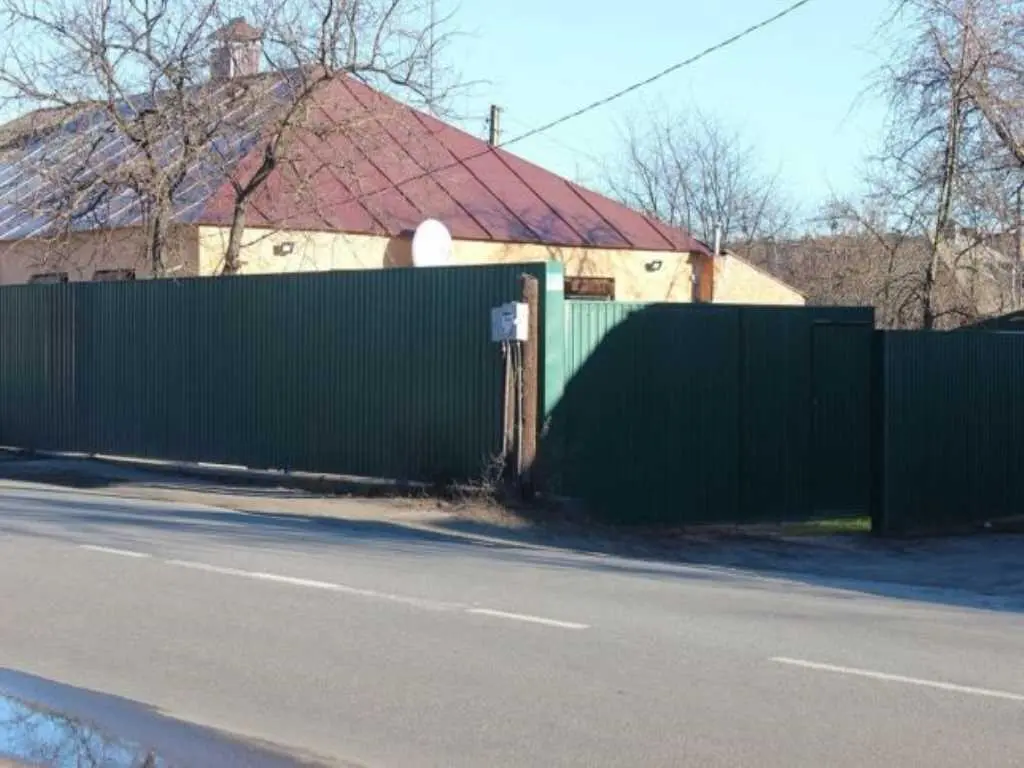 Частина будинку з окремим двором