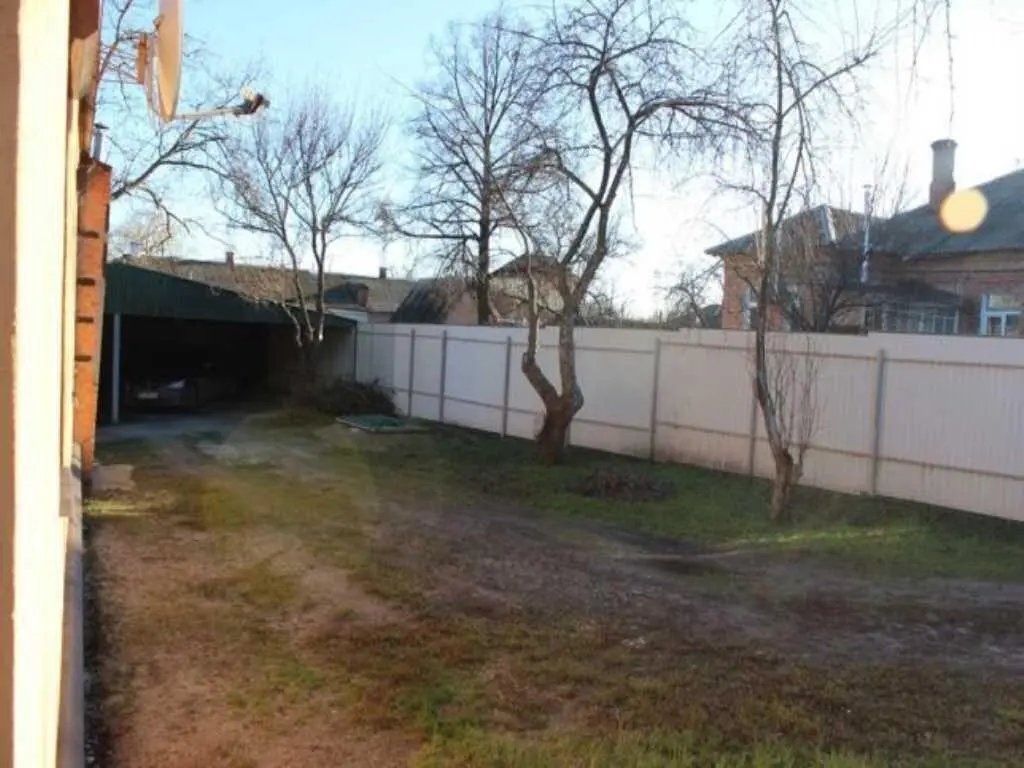 Частина будинку з окремим двором