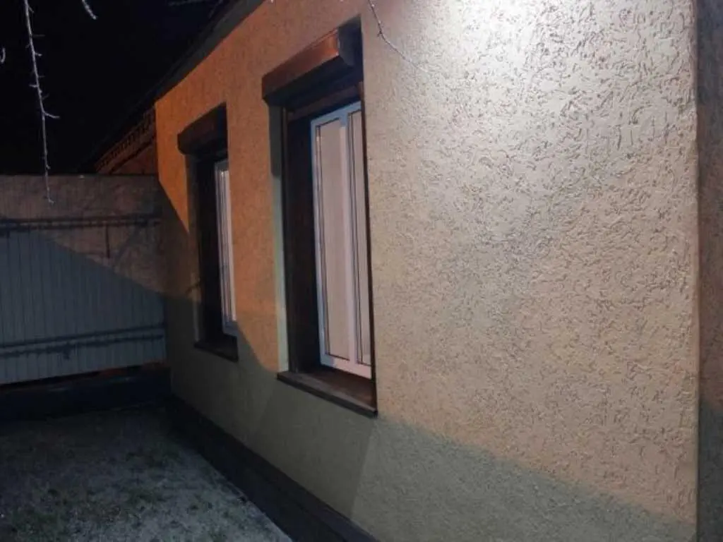 Частина будинку з окремим двором