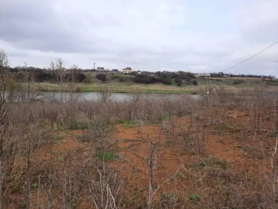 Участок в городе с выходом к пруду! 