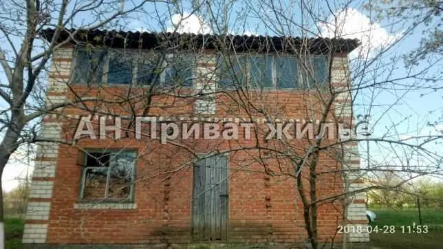 2-х этажный дом возле озера.