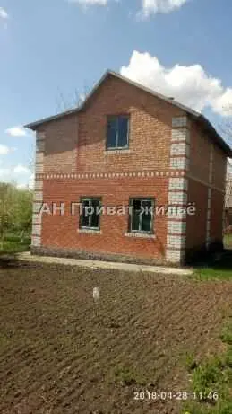 2-х этажный дом возле озера.