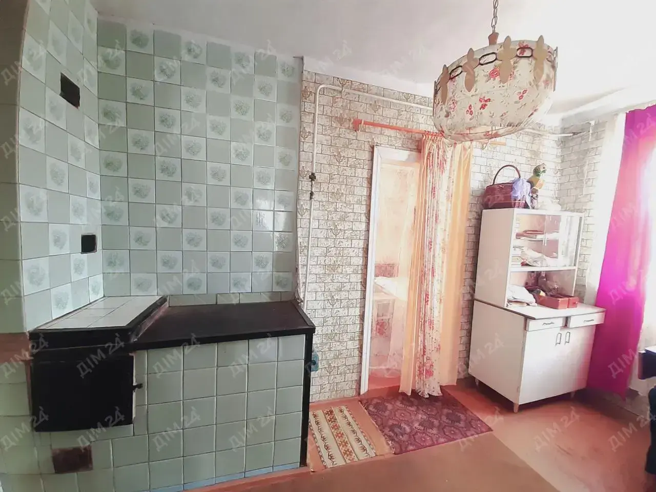 с. Дубина. Будинок в оточенні соснового лісу. 